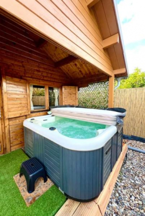 Cozy chalet with garden and jacuzzi near Amsterdam